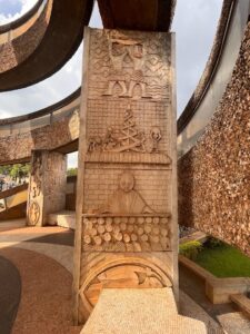 Titre de l’image : Monument de la réunification - Les piliers de la tour