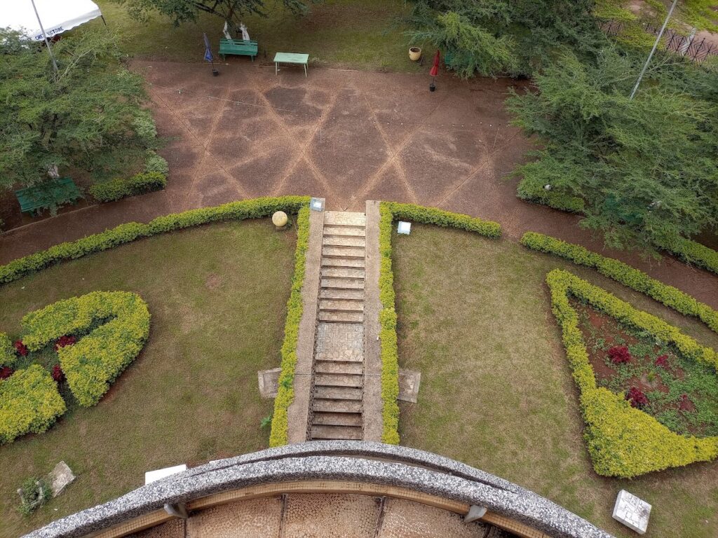 Titre de l’image : Monument de la réunification - Jardin